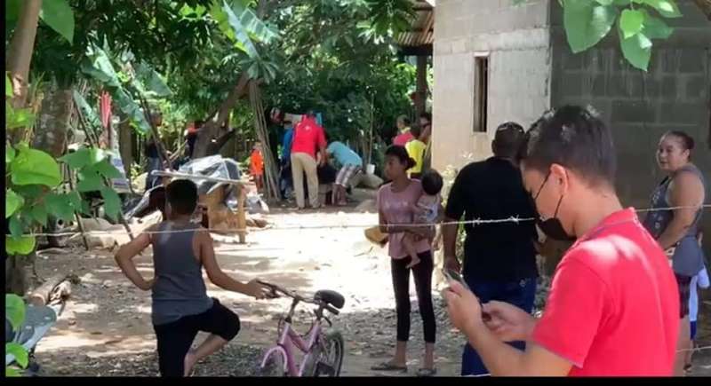 Los familiares no esperaron que llegara Medicina Forense y ellos hicieron el levantamiento del cadáver.