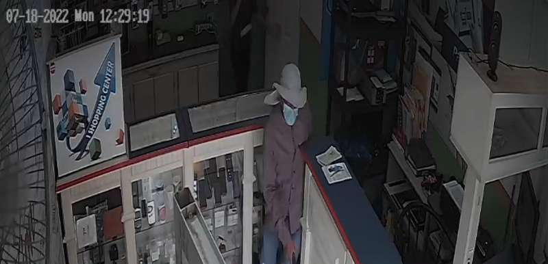 Momento en que el hombre sale huyendo de la tienda.