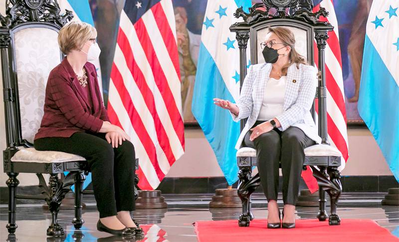 Laura Dogu y Xiomara Castro