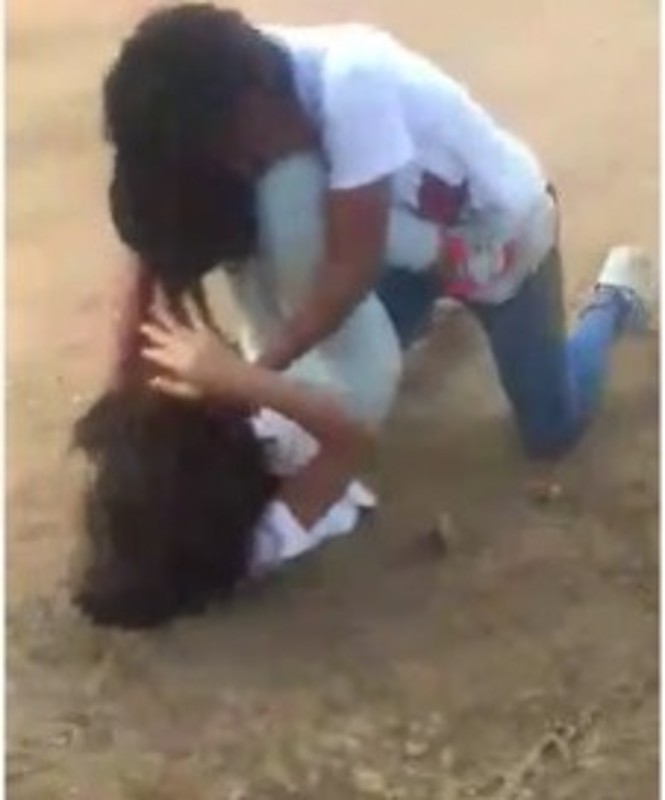 Estudiantes peleando