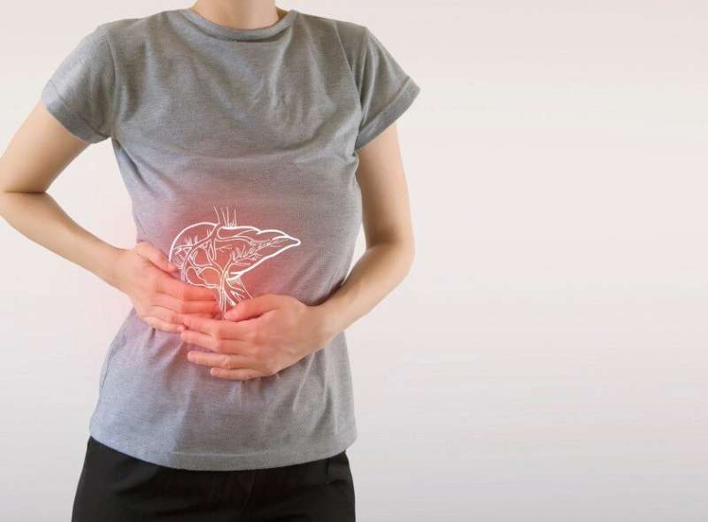 El dolor de hígado puede presentarse de varias formas. La mayoría de las personas lo sienten como una molestia, una sensación palpitante en la parte superior derecha del abdomen.