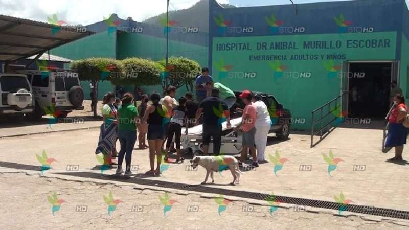 Momento que ingresan al centro asistencial a la mujer que resultó herida en el ataque armado. (Imagen cortesía de Olanchito Noticias).