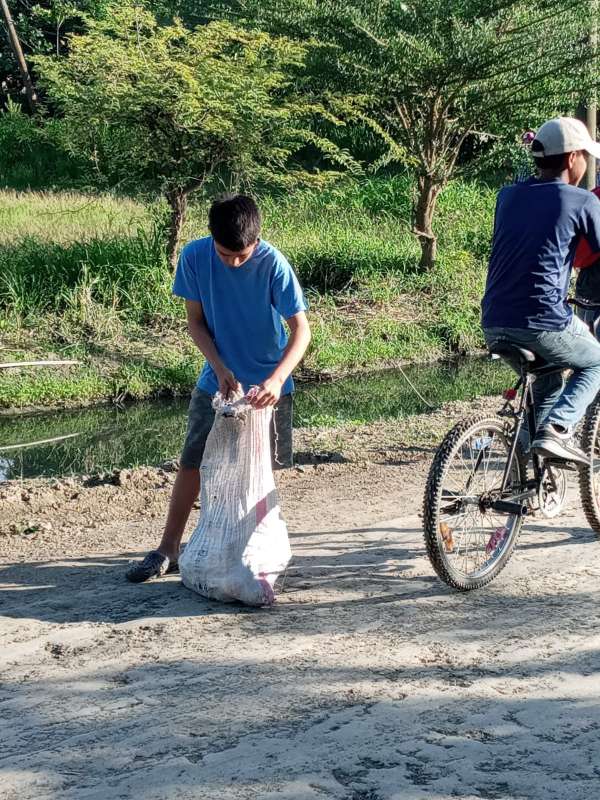 Uno de los niños se encuentra en el último año de la escuela y sueña con seguir sus estudios, pero ahora, él se convirtió en "el hombre de la casa".