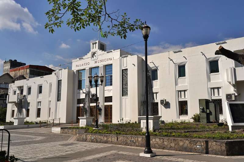 Las letras están colocadas en la parte de enfrente del edificio.