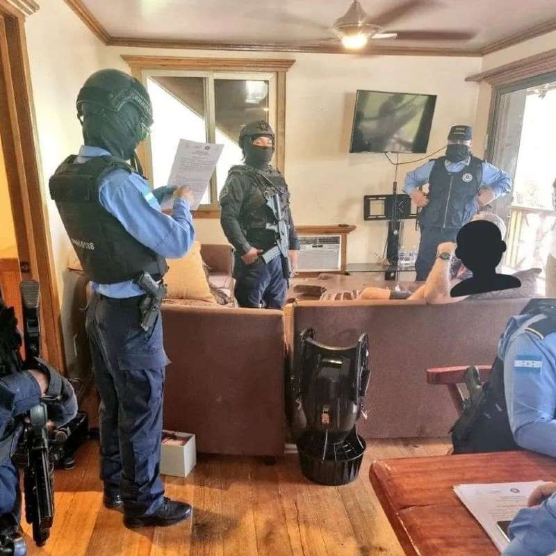 Momento en que las autoridades llegaron a la residencia del extranjero.
