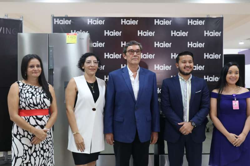 Autoridades de Lady Lee y la marca Haier.