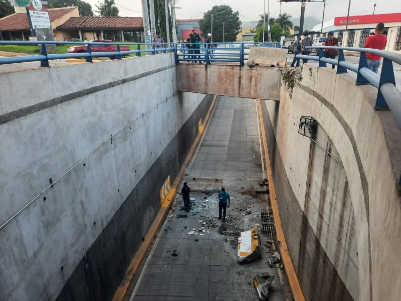 taxi cae en un túnel UNAH