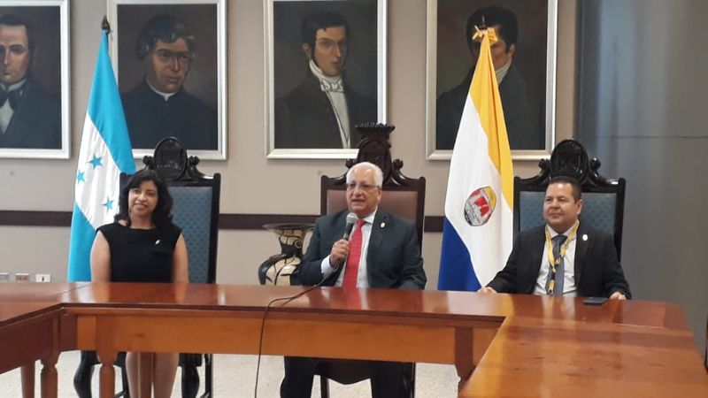 rector entrega credenciales a representantes