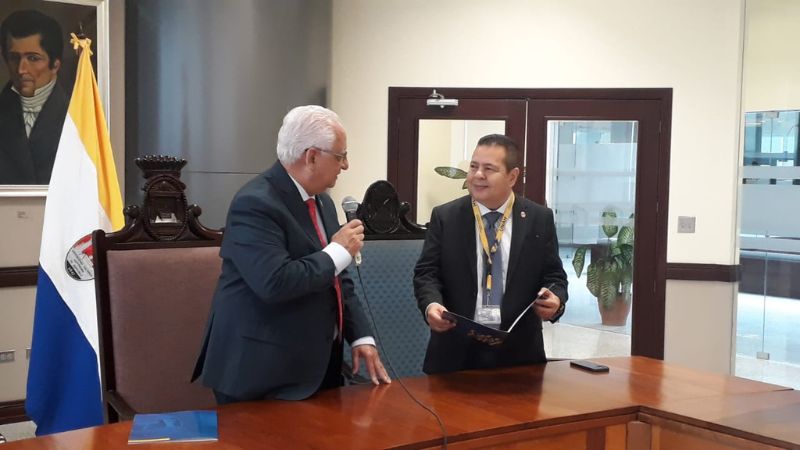 rector entrega credenciales a representantes