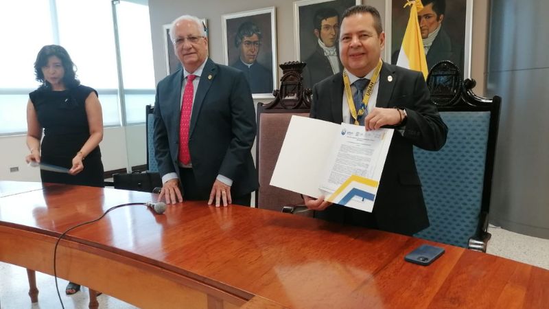 rector entrega credenciales a representantes