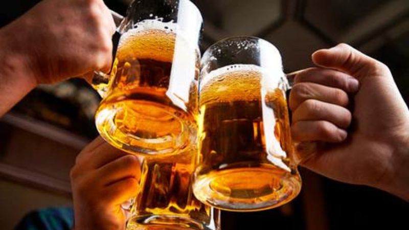 Alemanes desayunan 600 cervezas