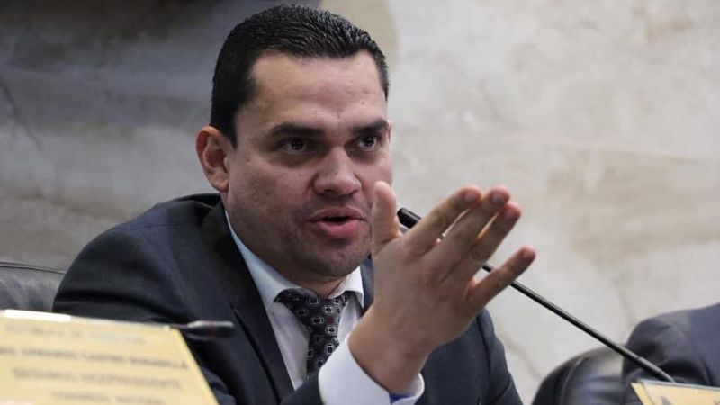 Zambrano indicó que no permitirán que se unan los poderes del Estado