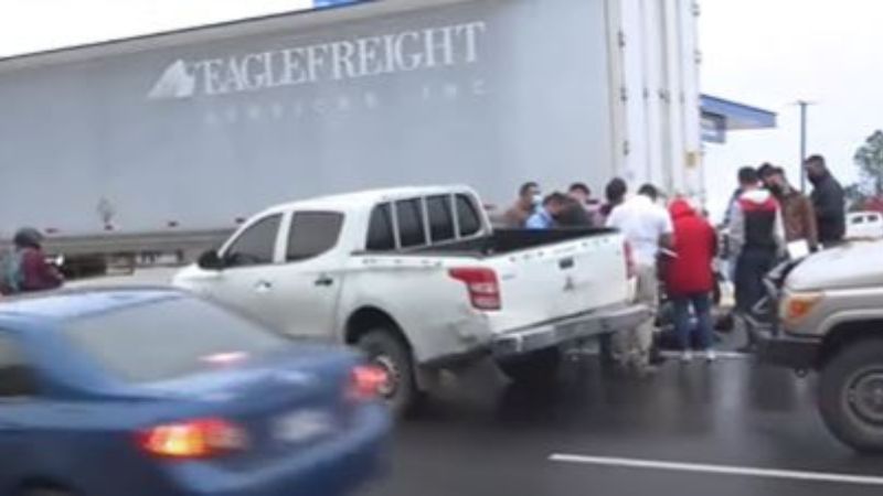 Motocilclista muere impactarrastra estacionada