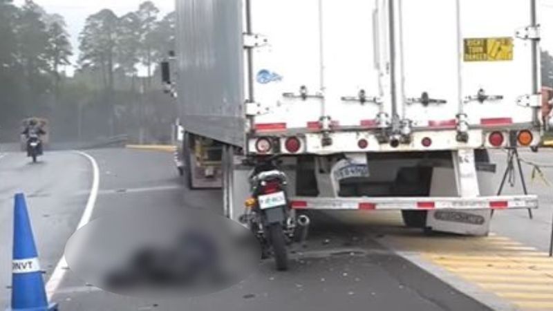 motociclista choque con rastra estacionada
