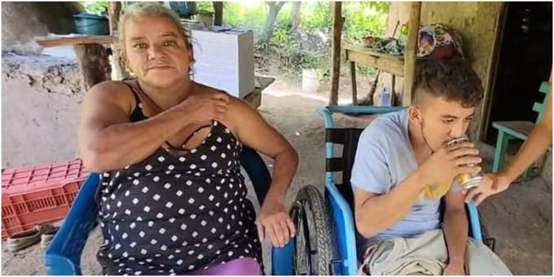 Héctor junto a su madre.