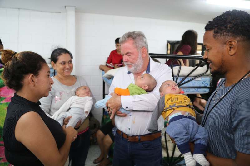 El alcalde Roberto Contreras llegó a charlar con la familia de los trillizos.