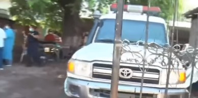 Hombre muerto dentro de carro