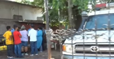 muerto dentro de carro