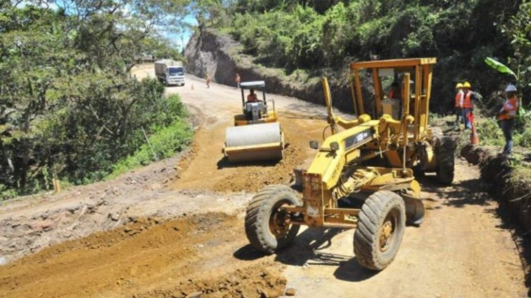 reparan carreteras en el paraíso