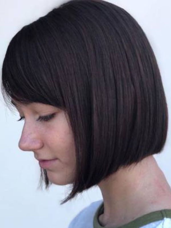 Blunt bob con flequillo de lado.