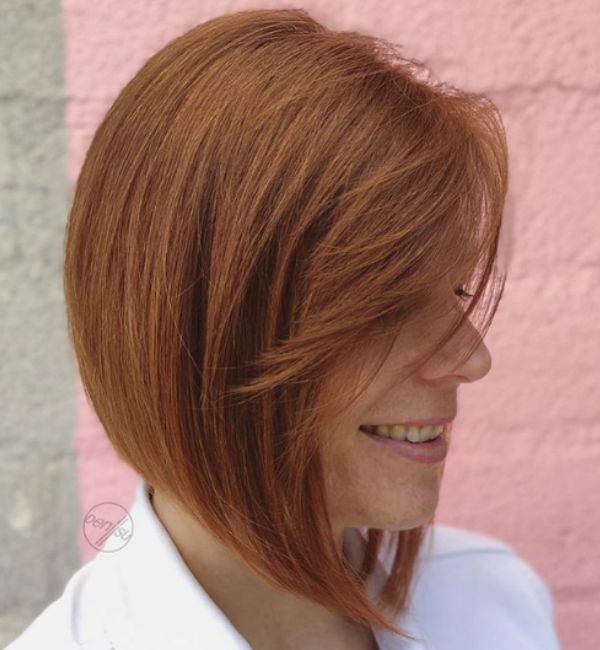 Bob angular con flequillo de lado.
