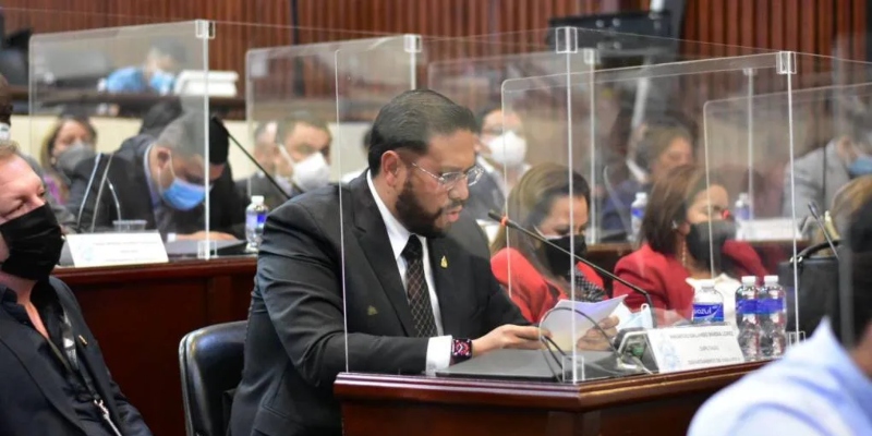 Rivera permaneces suspendido mientras enfrenta el proceso legal.