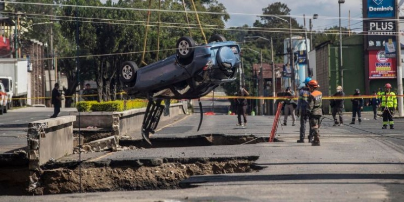 Autoridades sacaron un vehículo del abismo. 