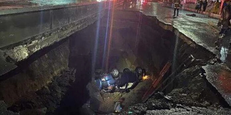 SE HUNDE CALLE EN GUATEMALA