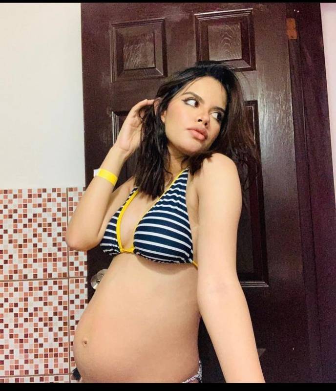 La policía describió "sexy embrazada"."