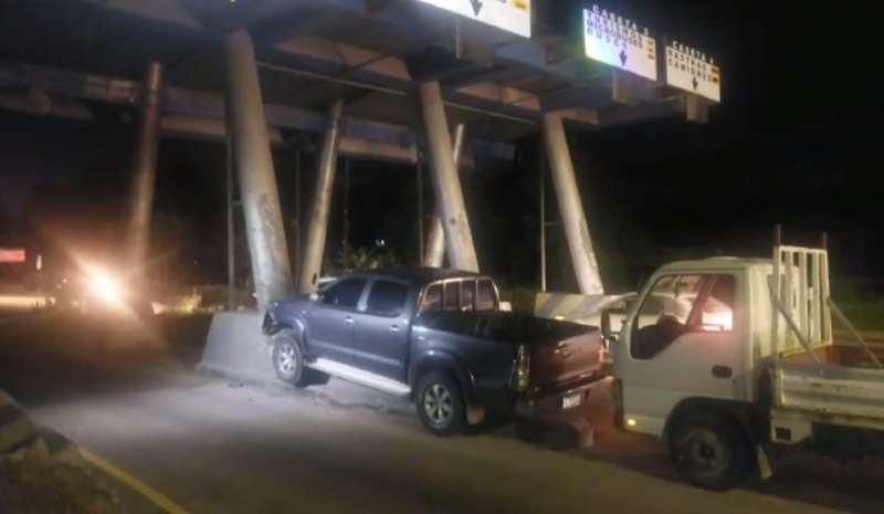 carro choca en peaje de sps