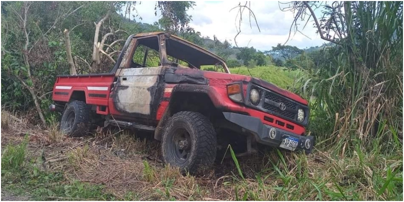 hombre muerto dentro de carro