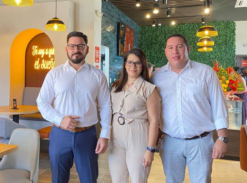 Autoridades presentes en el lanzamiento.