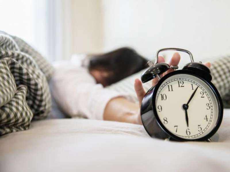 Las mujeres y los jóvenes suelen apagar muchas veces la alarma del despertador antes de levantarse.