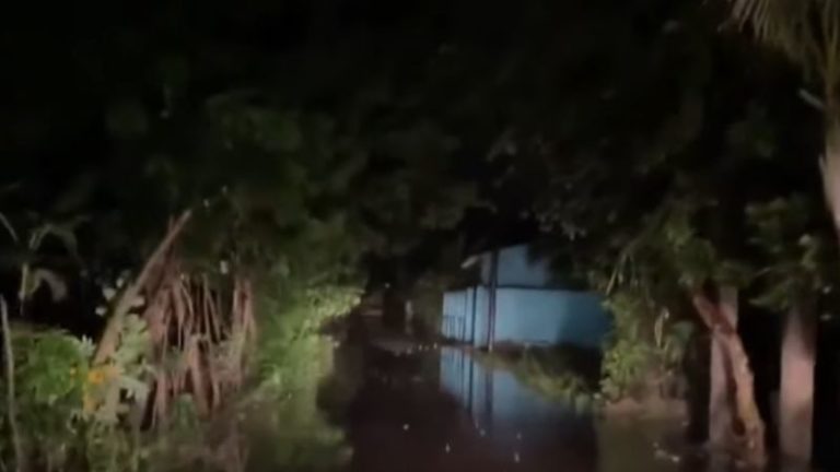 Una persona arrastrada río Taujica