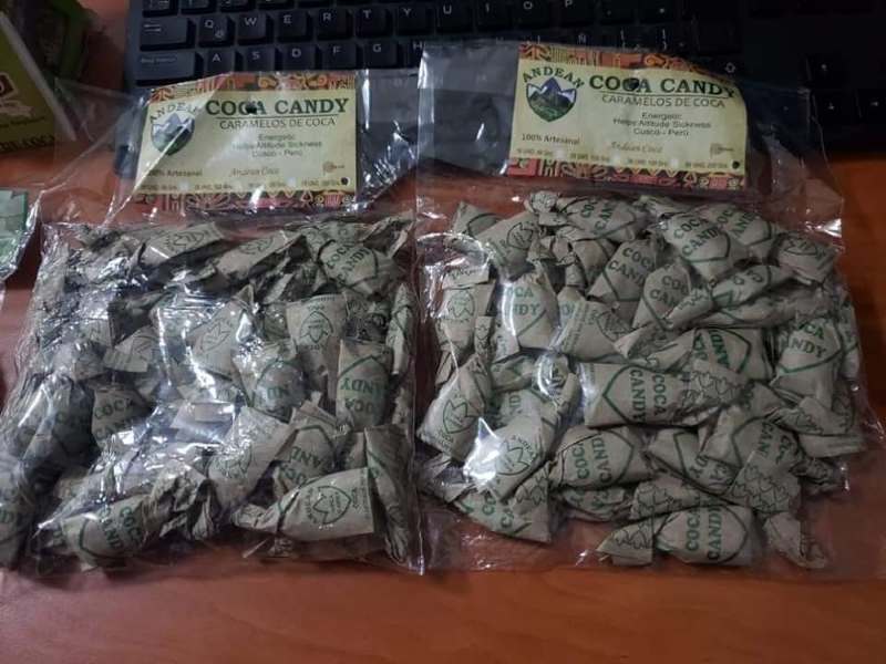 La mujer traía dulces de hoja de coca.