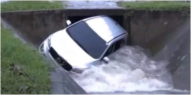 Carro cae a quinel