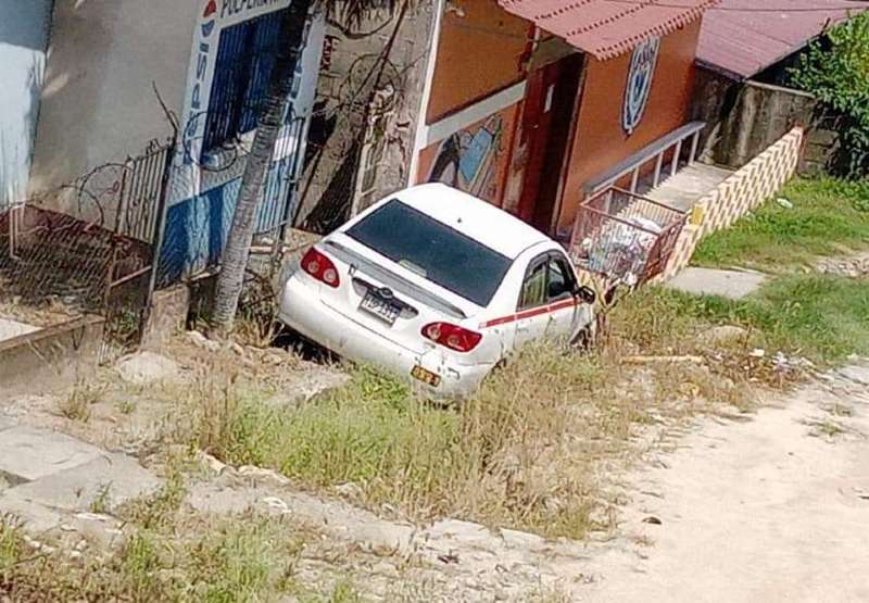La unidad quedó parqueada enfrente de una pulpería.