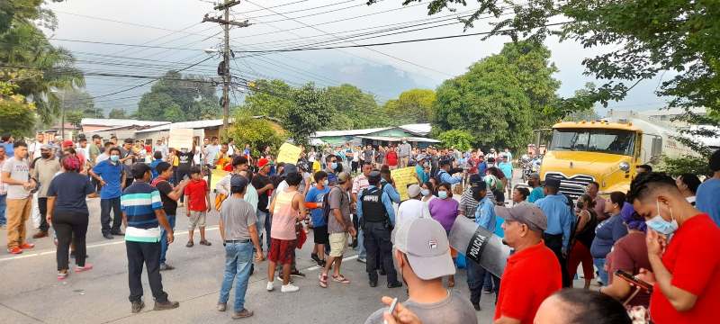 Los protestantes aseguraron que seguirán con la toma hasta que haya respuestas.