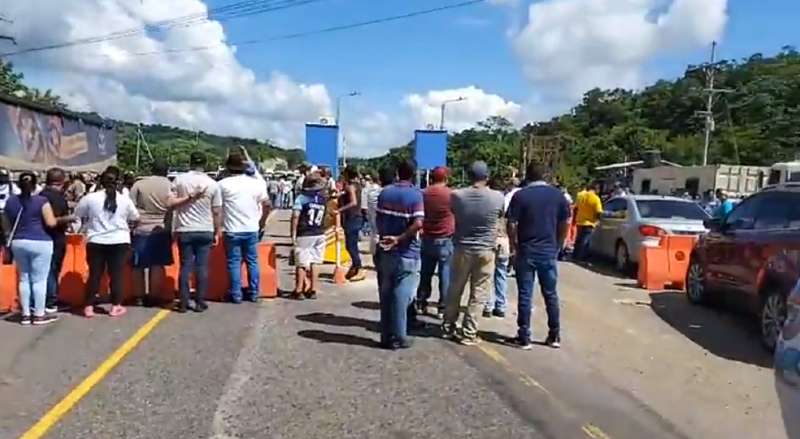 En la caravana iban más de 50 vehículos y la protesta se realizó pacíficamente.