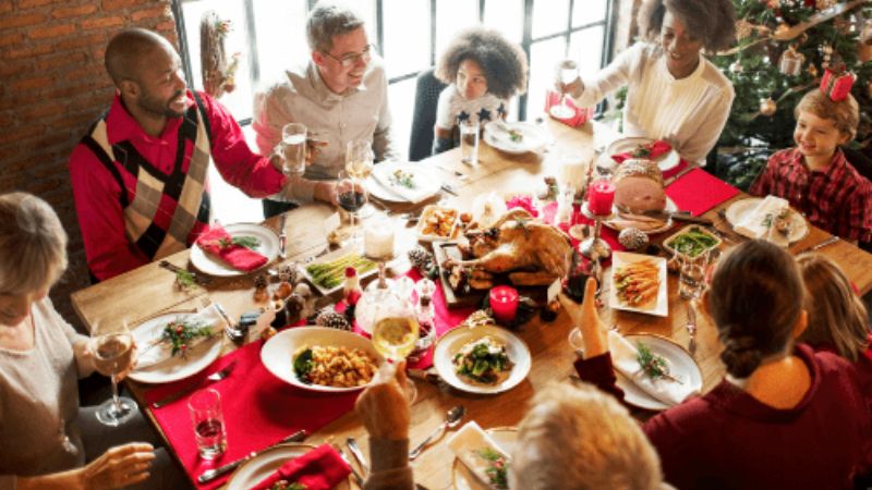 con cuál familia pasar la Navidad en pareja