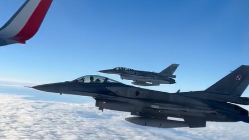 Polonia llega escoltado a Qatar
