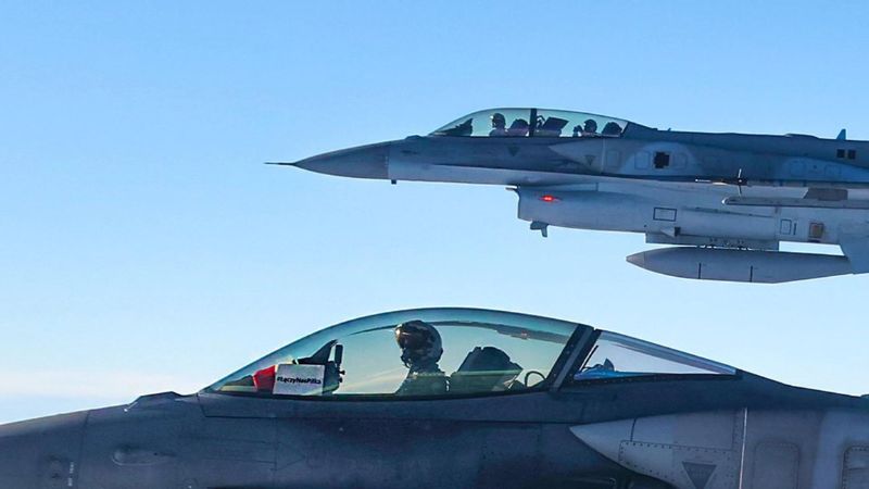Polonia llega escoltado a Qatar