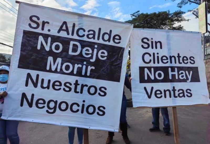 Aldana a comerciantes en Perisur
