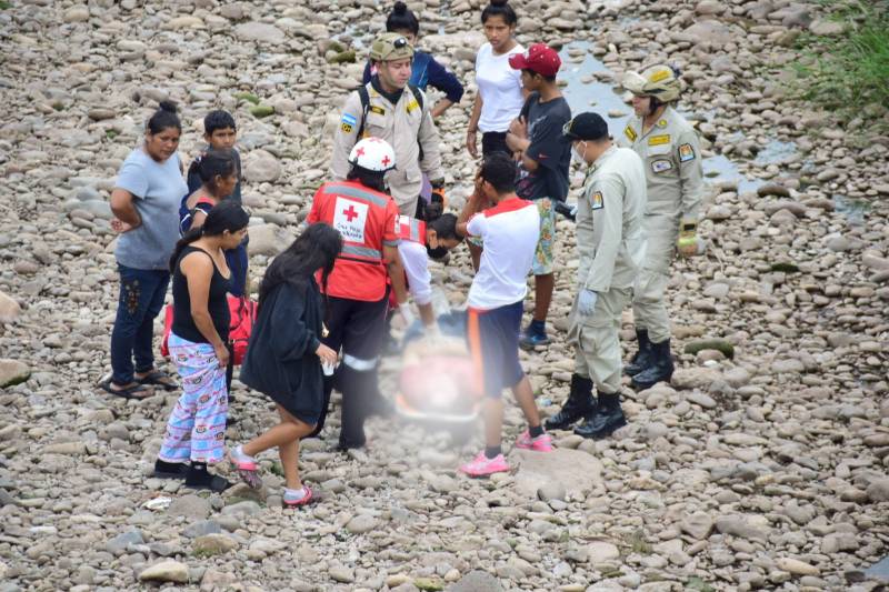hombre se lanza de puente