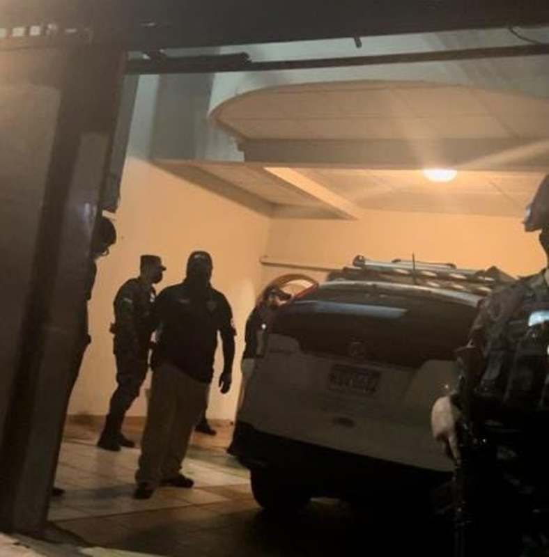 Las autoridades inspeccionaron toda la vivienda.