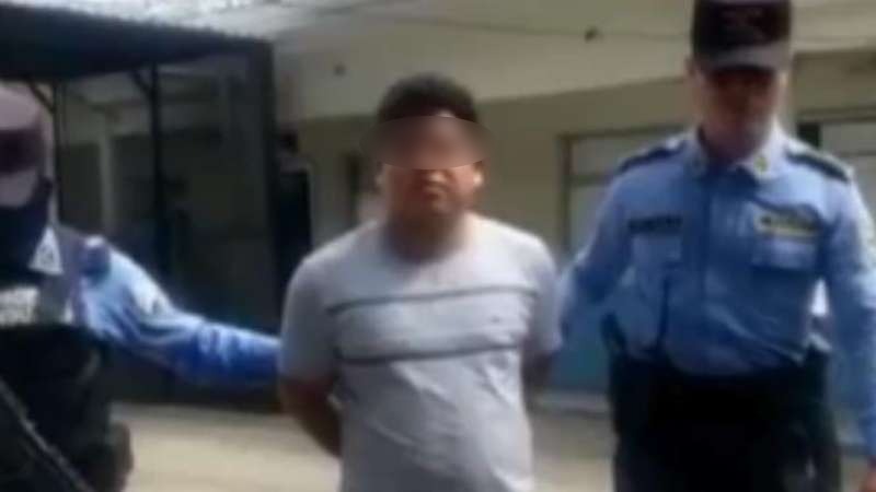 Momento en que trasladan al hombre hacia una posta policial.