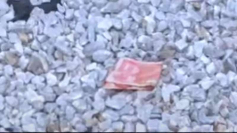 Personas que observaron el hecho señalaron que el guardia sacó dinero de sus bolsillos.