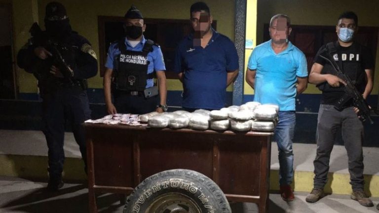 dos hombres en Colón con marihuana