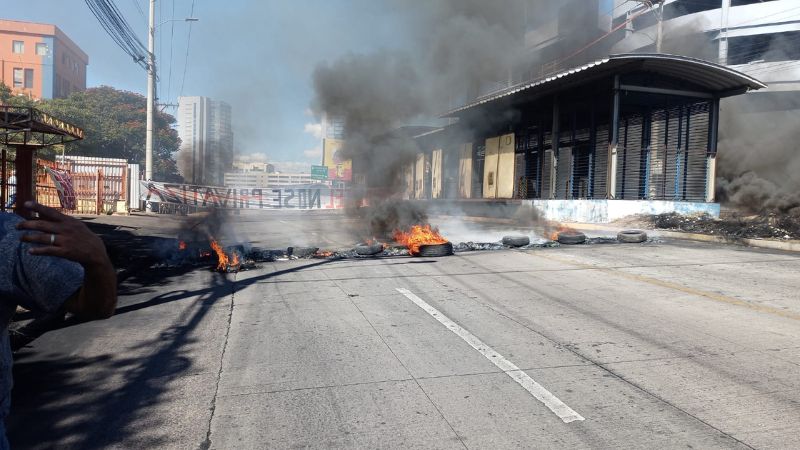 Empleados Hondutel protestan