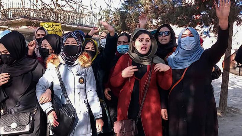 Mujeres afganas protestan prohibición